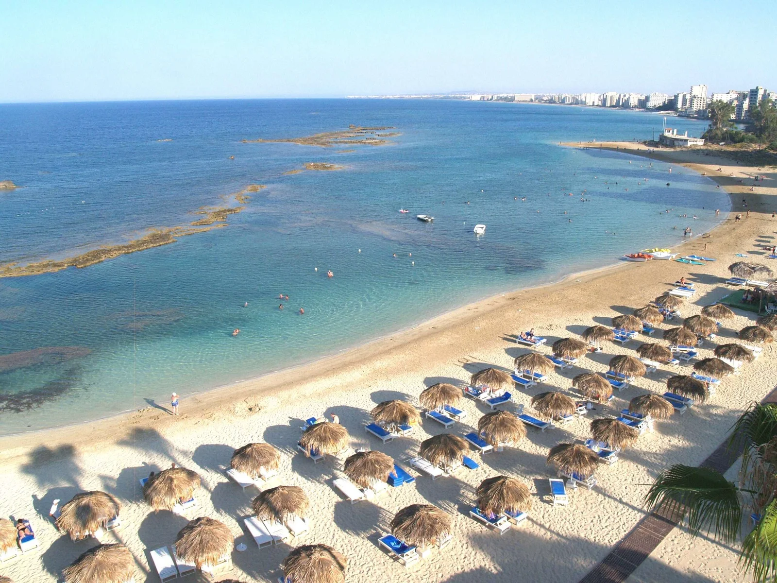 Kıbrıs’ta Plajdan Geceye Şıklık: 2025 Yazında Gün Boyu Kombin Rehberi